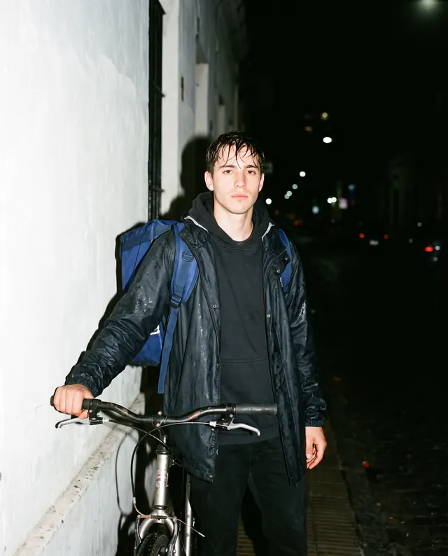 Lucas con su bicicleta, de noche
